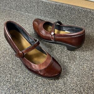 Naot Womens Sz EU 40 US 9 Heels Mary Jane Brown Patent Leather Snap Pump Comfort